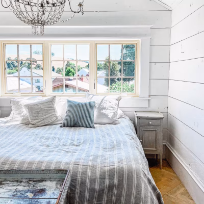product-gallery_casement_farmhouse-bedroom-canvas-windows_1x1